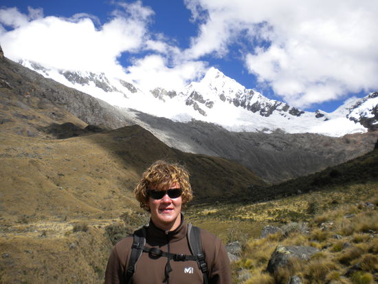 ... hinter mir der Alpamayo ...