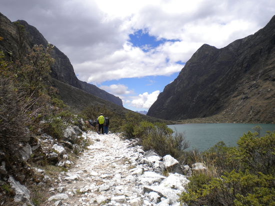 ... der steinige Weg entlang eines weiteren Sees ...