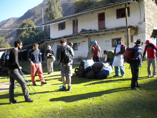 ... alle warten darauf endlich die frischen Sachen aus den Rucksäcken nach dem Bad zum Einsatz zu bringen ...