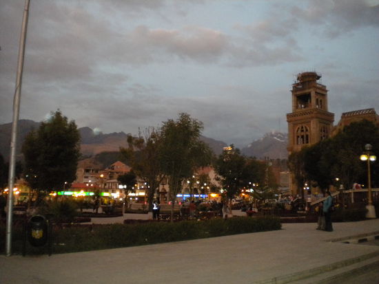 Der Hauptplatz in Huaraz zur Zeit der Abenddämmerung ....