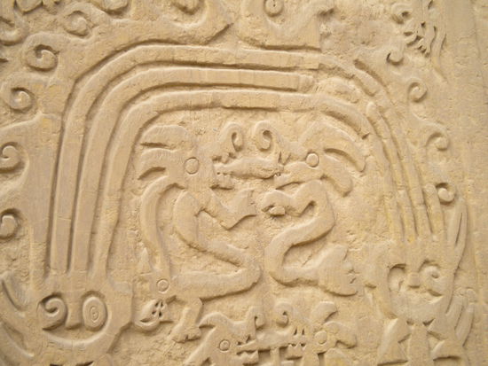 ... interessanten Figuren in den Sandwänden ...