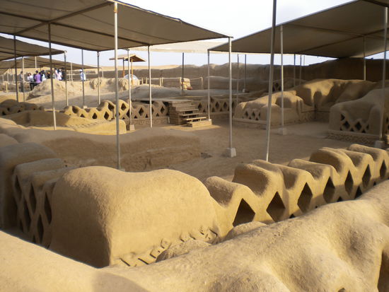 ... die Ausgrabungen und Nachbildungen werden vor Regen geschützt ...