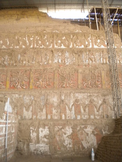 ... und am nächsten Tag weitere Ruinen, hier die riesige Außenwand, die verschiedene Stufen der Kultur darstellt ...