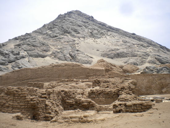 ... der schwarze Berg hinter dem Tempel ...