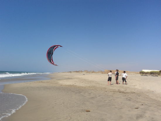... Trockenübungen, den Kite mit einer Hand knapp über dem Boden balancieren ...