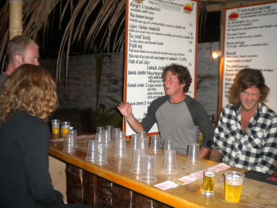 ... natürlich wird auch die Bar nach Sonnenuntergang reichlich frequentiert (mein jetziger Arbeitsplatz) ...