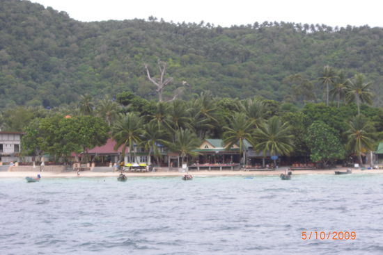 Genau in der Mitte ist unsere Tauchschule und fünf Meter dahinter mein Zimmer ... vielleicht bleibe ich für immer hier 