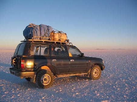 Jeep im Morgenlich , Salar de Uyuni