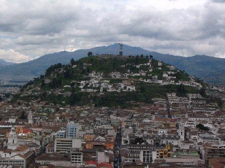 Quito mit dem Hausberg Panecillo (vermutlich unser erster 3000er)