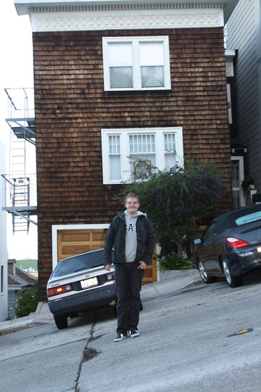 auf diesem Bild sieht man wie steil die Straßen in San Francisco sind
