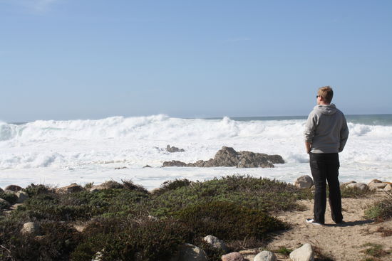 Daniel ist fasziniert von den Wellen