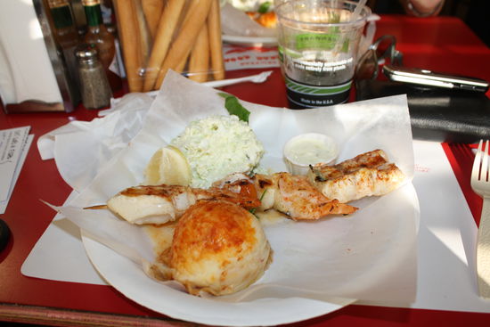 eine "Combination Plate" mit Kartoffelbrei und Coleslaw