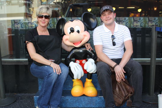 Posing mit Micky Maus