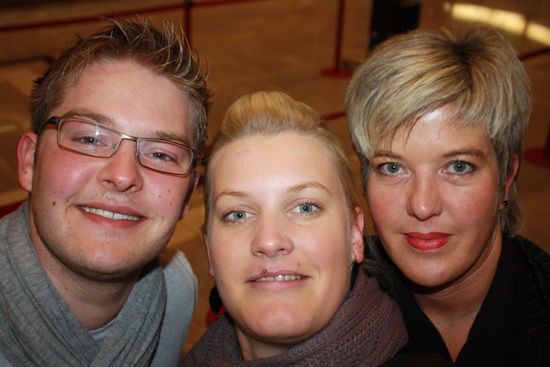 die Mitreisenden vor dem Check in Schalter in Stuttgart