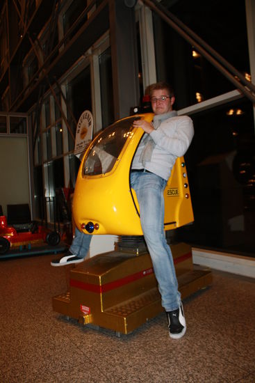 der künftige Hubschrauberpilot testet die künftigen Arbeitsmittel