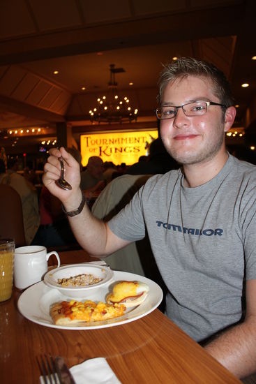 Daniel mit Breakfast Pizza beim Flaterat Fr...