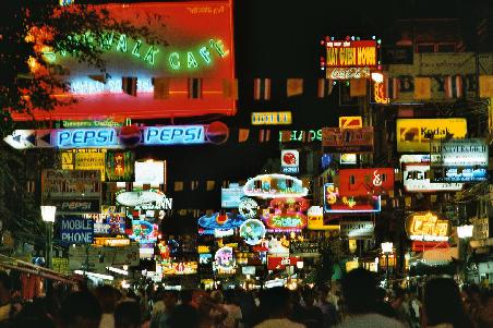 Khao San Road bei Nacht.