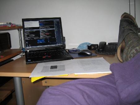 Bei der Arbeit oder My favourit "Schlappen" (german: sloppy slippers (lol)). Also very elegant color combination. On the left you see my desk and some other stuff.