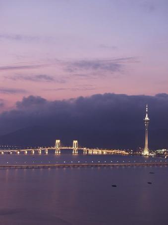 Macau Tower und die neue Brücke