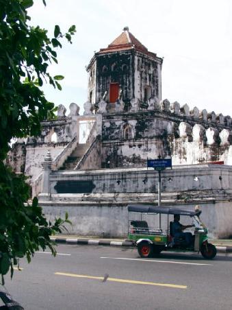 Phra Sumen Fort