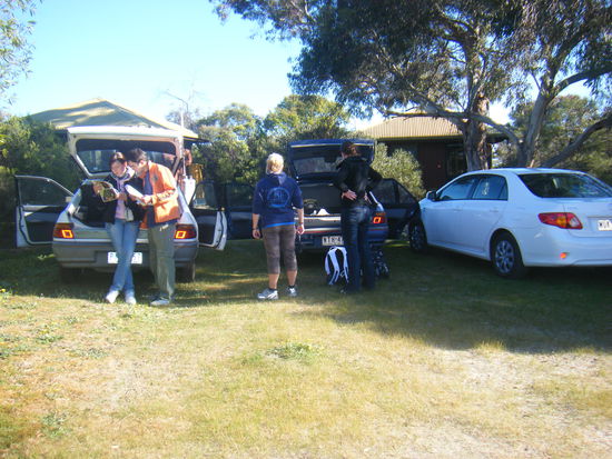 an unserem hostel im outback mit den schönen autos... das in der mitte ist meins...
