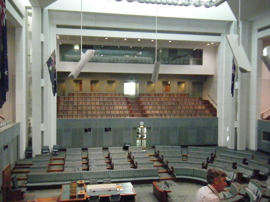 hier sitzt der senat von australien... an den wänden waren die uhren von den verschiedensten städten australiens...