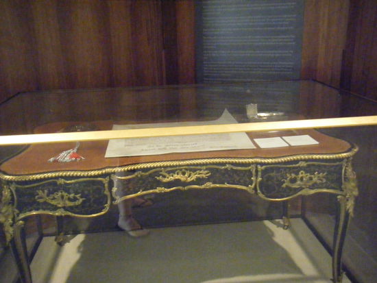 hier saß die queen von england schon und unterschrieb dokumente...^^