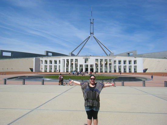 mensch auf dem bild sehe ich ja aus als wenn ich fliegen will...^^
aber im hintergrund ist das parliamenthouse...