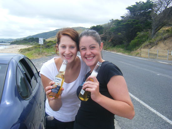 lisa und jen... sie versuchten mir ein lächeln ins gesicht zu zaubern^^
wir mussten sooooo lange auf hilfe warten...