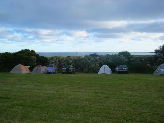 der campingplatz wo wir unsere nacht vervracht haben.... mit blick aufs meer...^^