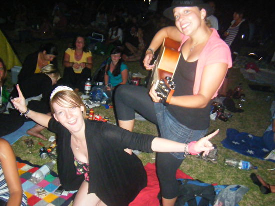 für die unterhlatung wurde auch gesorgt^^
die kleene die auf dem boden kniet ist meine freundin claudi und gehört zu meinem trio: lisa, me and claudi...^^