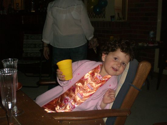 meine große brigi, sie wollte auf keinen fall den kuchen verpassen.. ist sie nicht süß?