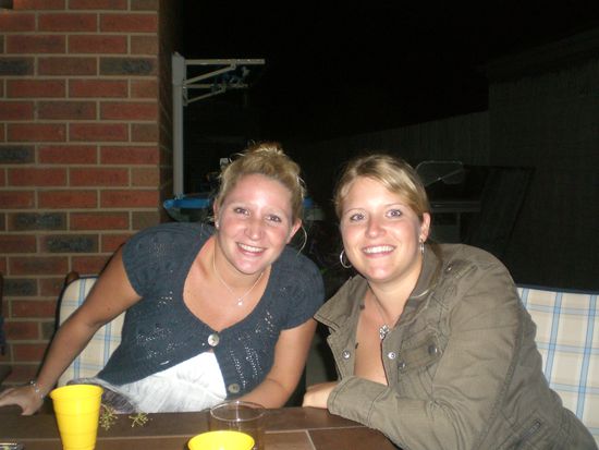 das sind melli und steffi... steffi habe ich auch erst an dem abend kennengelernt denn es war eine freundin von marie... melli kenne ich jetzt auch schon etwas länger.. sie ist studentin und lernt deutsch und sport auf lehramt... mama da musste ich an sich denken, denn sie wird grundschullehrerin...^^