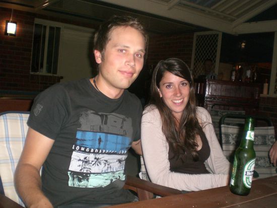 mal ein lächeln im gesicht... und im hintergrund mein granddad... er ist voll cool... aber ich habe ja auch eine super family...