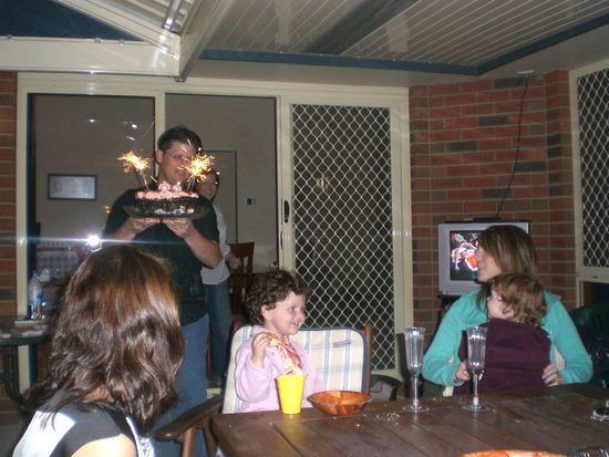 mein geburtstagskuchen... lisa sitzt genau vor der camera und claudi mit der ganz kleinen auf dem schoß...
