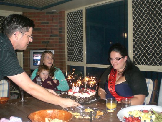 da seht ihr die claudi noch mal besser.... und auch mein kuchen... ichhatte übrigens mein kleid an wa sich soo liebe und nichts bezahlen musste...