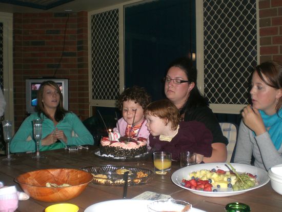 ich weiß ich schau gerade ein bisschen doof, aber mir ist die kleine fats vom schoß gefallen in den kuchen rein...^^