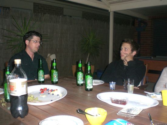 männer unter sich... es sieht aus wie ein gespräch zwischen vater und sohn und jörg hat gerad eirgendwas angestellt^^