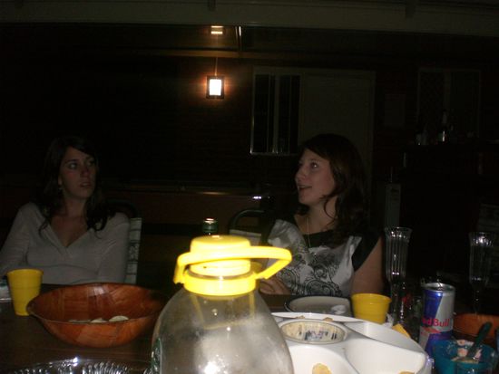 lisa redet und redet und redet^^ naja lisa halt... und sabrina hört brav zu
ps: lisa, claudi und ich bilden das eingeschweißte trio...