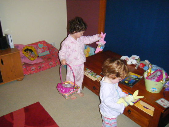 ostern am frühen morgen... es wird noch alles neugierig bewundert...