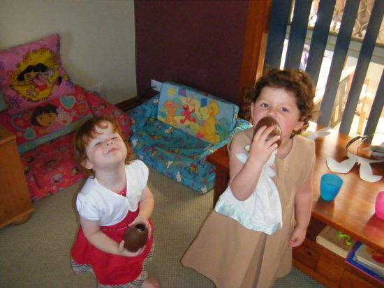 leider habe ich kein bild von dem moment wo das ei alle war... aber ich kann euch sagen die kleider waren voll mit schokolade... sooooooo niedlich...