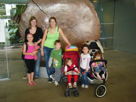 melbourne museum... unsere gruppe... ich kann euch sagen, esist schon stressig mit sooo vielen kindern...^^