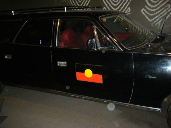 die autos der aborigines mit der flagge von ihnen...