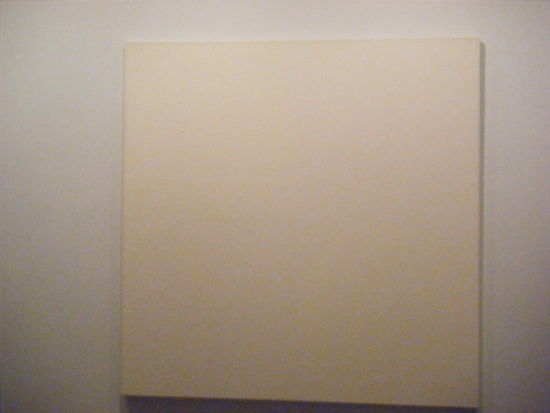 und warum bekommt ein künstler dafür sooo viel geld und einen platz in der art gallery viktoria???
ich kann es euch sagen, denn er war verdammt clever.. sein bild ist in pastell gelb aufgemalt^^