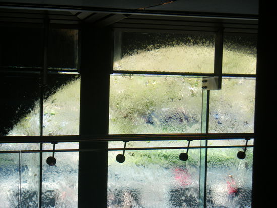 eine wand die aus wasser besteht und trotzdem nichts nass machte...