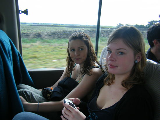 hier meine reisebegleitungen... am fenster taylia und vorne die katha....