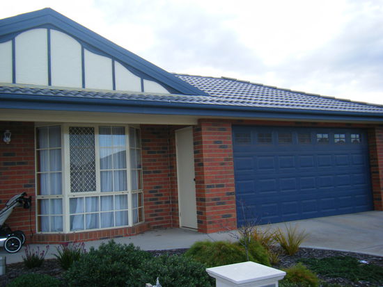 und die zweite vorderansicht... eine große garage für ein auto und ein motorad..