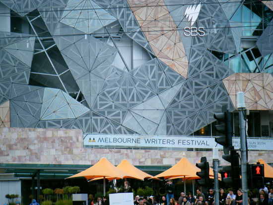 hmm da sollen auch konzerte stattfinden, also auf dem riesen platz der dahinte rnoch ist^^