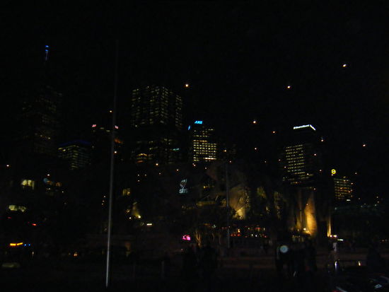 nein es ist keine schlechte fotoqualität es ist einfach nut nacht in melbourne und man sieht nur noch lichter...1000 lichter überall...