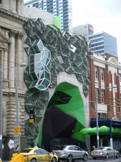 das ist eine uni von ich weiß nicht wie vielen abe rsie sieht schoon geil aus wa...
sabrina sagte es sei eine kunstschule...